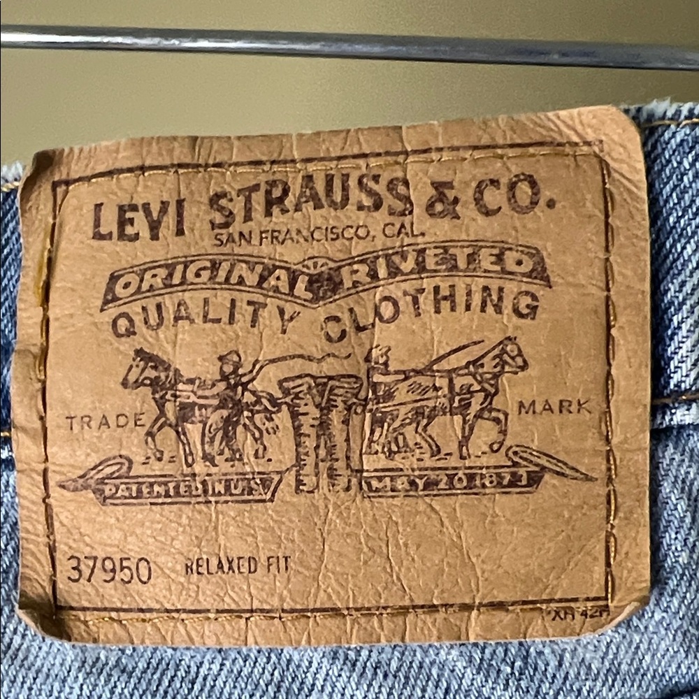 Levi's Classic Light Blue Denim Shorts - Picture 5 of 9